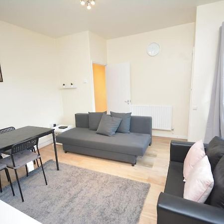 Lovely 4 Bedroom Apartment Close To The City Walking Distance From The Rivere View Londra Exterior foto