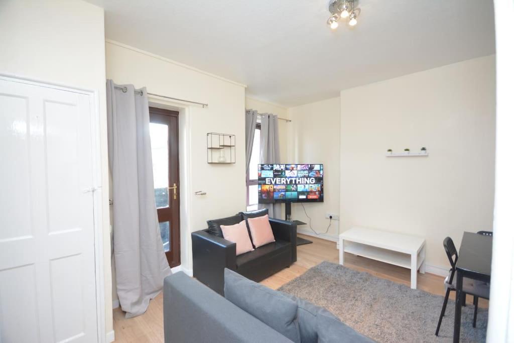 Lovely 4 Bedroom Apartment Close To The City Walking Distance From The Rivere View Londra Exterior foto