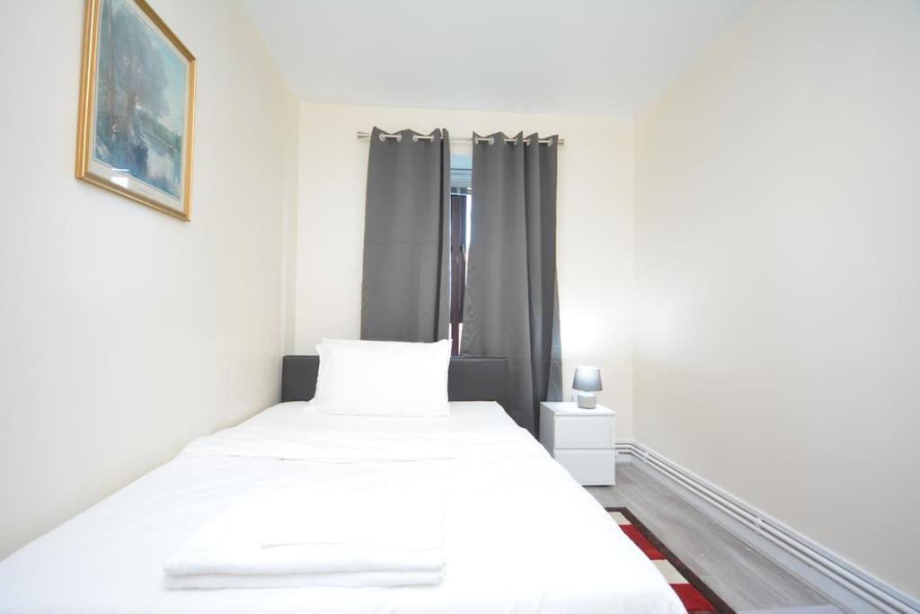Lovely 4 Bedroom Apartment Close To The City Walking Distance From The Rivere View Londra Exterior foto
