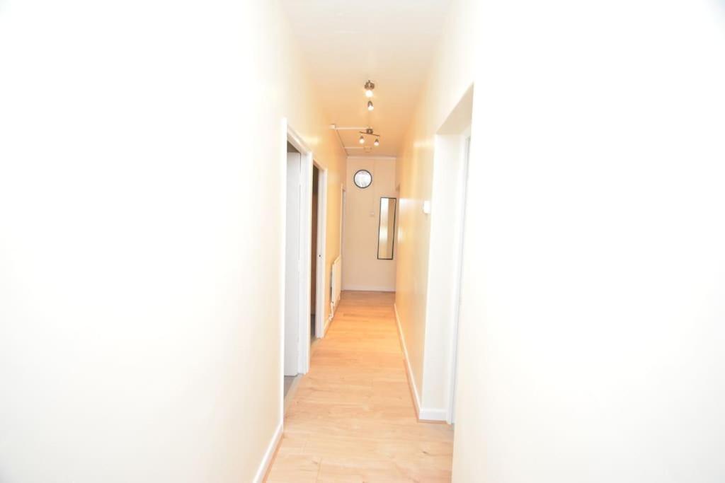 Lovely 4 Bedroom Apartment Close To The City Walking Distance From The Rivere View Londra Exterior foto