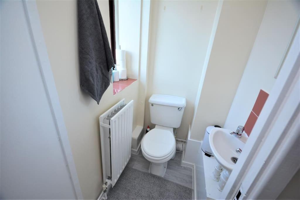 Lovely 4 Bedroom Apartment Close To The City Walking Distance From The Rivere View Londra Exterior foto
