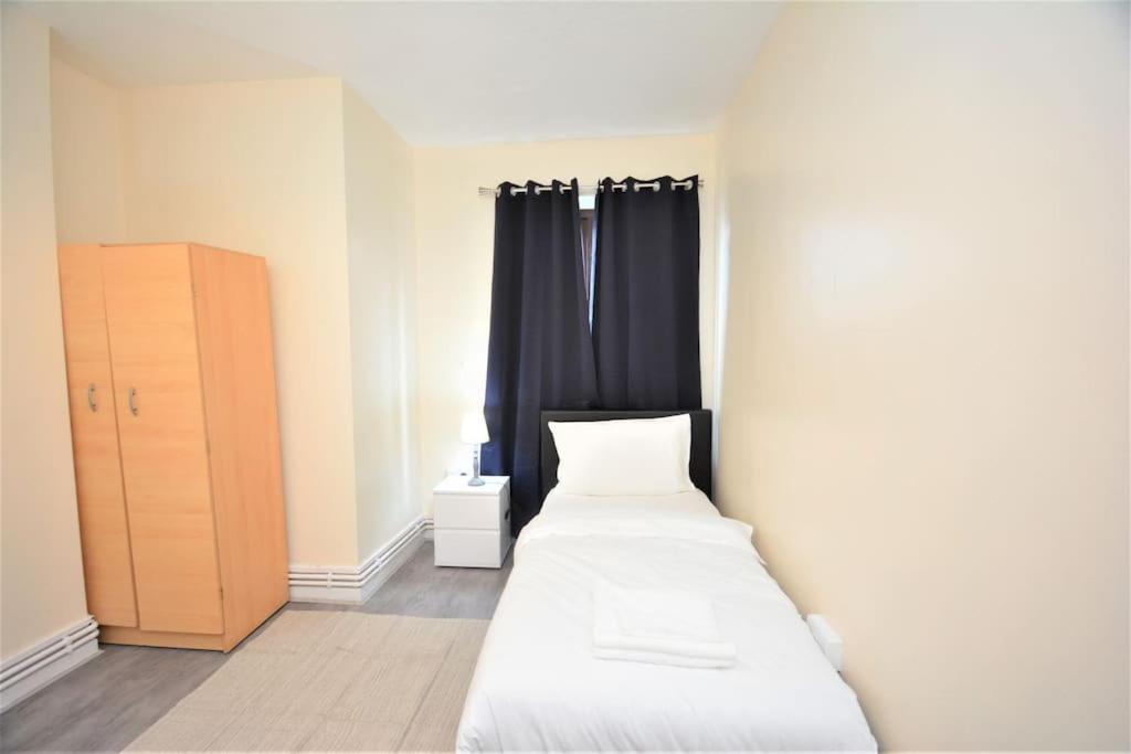 Lovely 4 Bedroom Apartment Close To The City Walking Distance From The Rivere View Londra Exterior foto