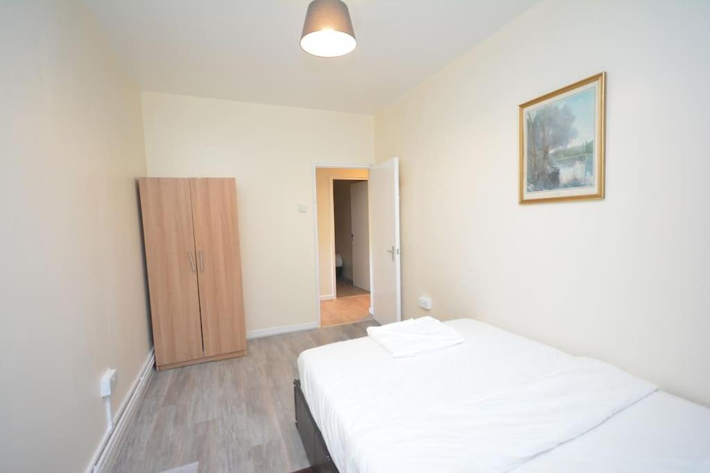 Lovely 4 Bedroom Apartment Close To The City Walking Distance From The Rivere View Londra Exterior foto