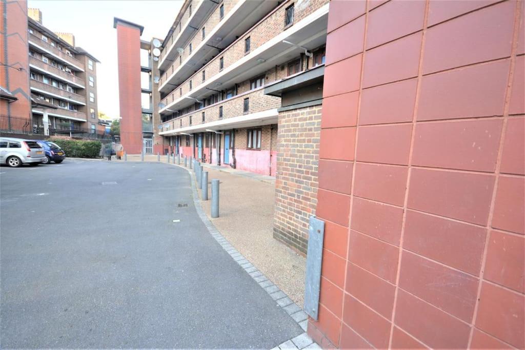 Lovely 4 Bedroom Apartment Close To The City Walking Distance From The Rivere View Londra Exterior foto