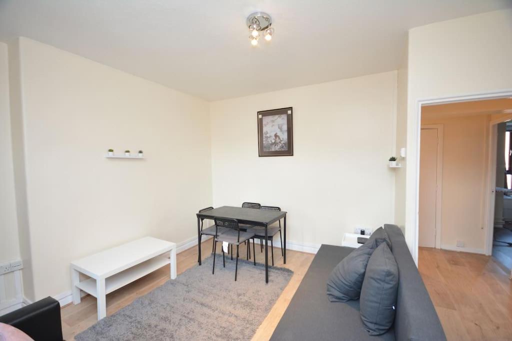 Lovely 4 Bedroom Apartment Close To The City Walking Distance From The Rivere View Londra Exterior foto
