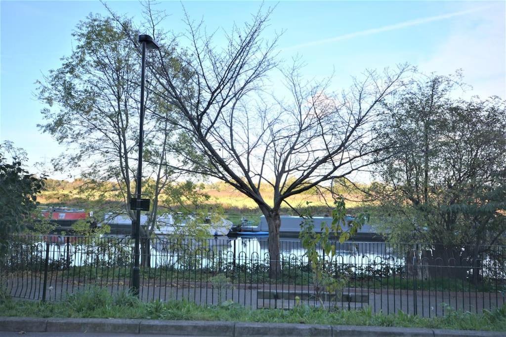 Lovely 4 Bedroom Apartment Close To The City Walking Distance From The Rivere View Londra Exterior foto