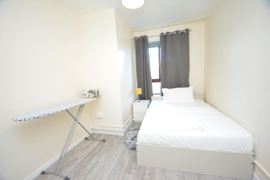 Lovely 4 Bedroom Apartment Close To The City Walking Distance From The Rivere View Londra Exterior foto