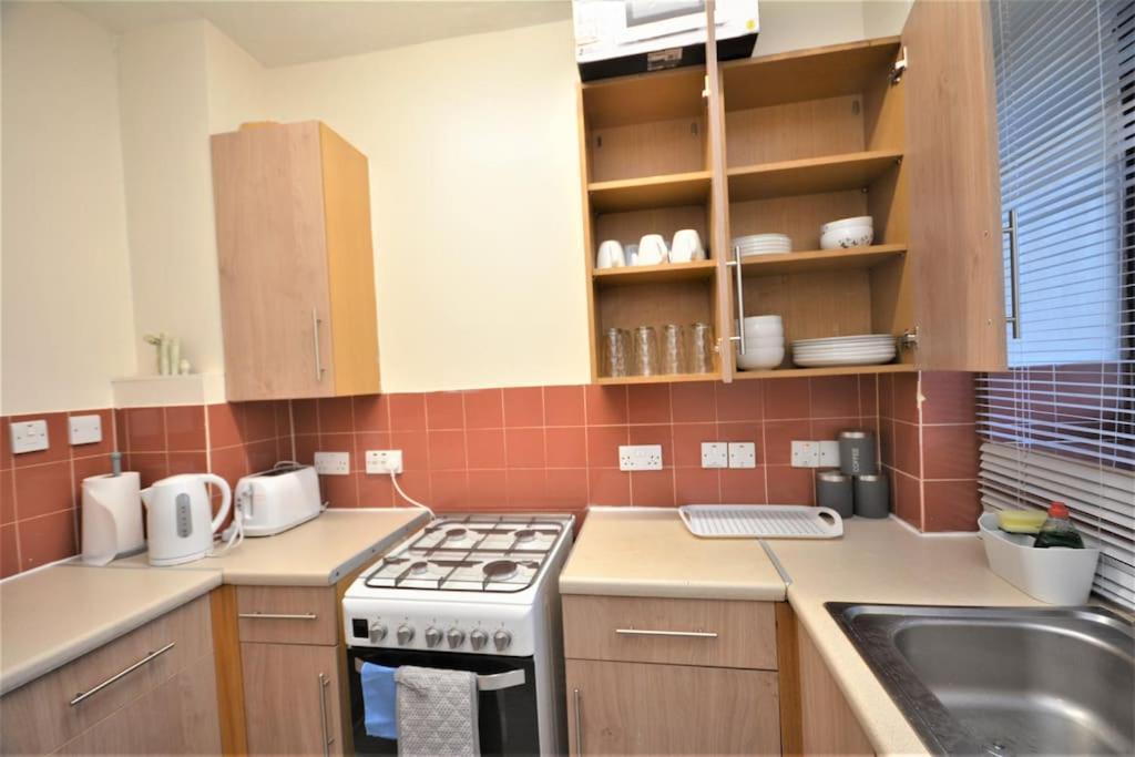 Lovely 4 Bedroom Apartment Close To The City Walking Distance From The Rivere View Londra Exterior foto