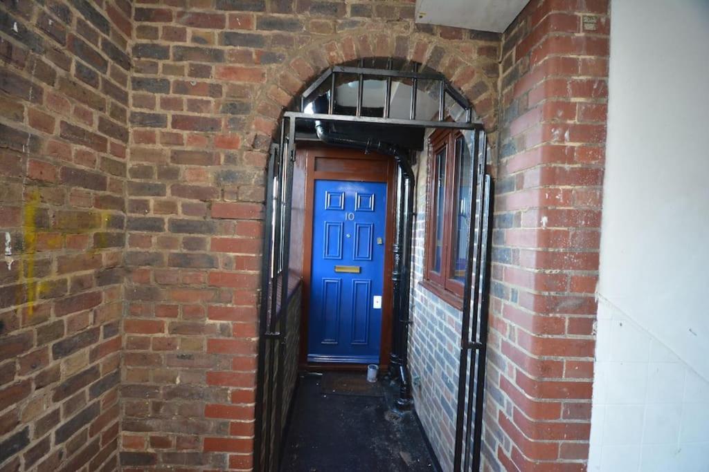 Lovely 4 Bedroom Apartment Close To The City Walking Distance From The Rivere View Londra Exterior foto