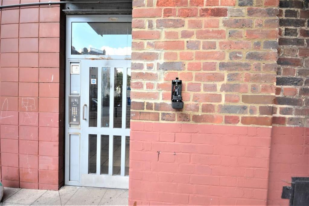 Lovely 4 Bedroom Apartment Close To The City Walking Distance From The Rivere View Londra Exterior foto