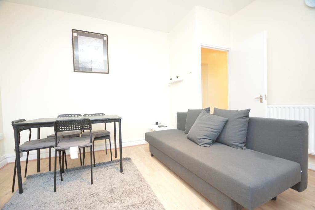 Lovely 4 Bedroom Apartment Close To The City Walking Distance From The Rivere View Londra Exterior foto