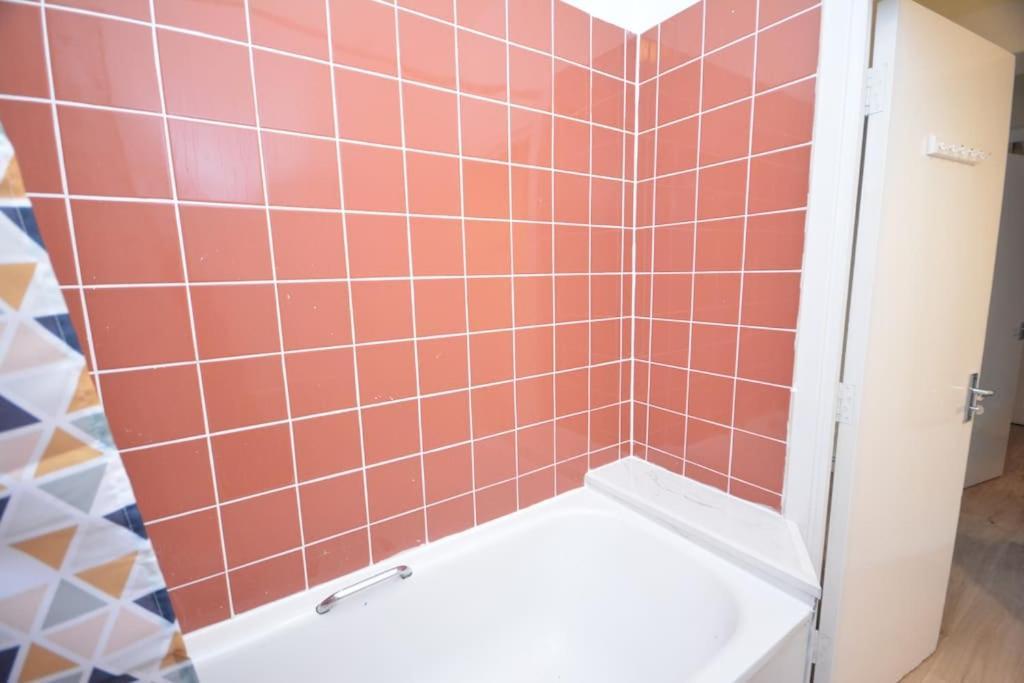 Lovely 4 Bedroom Apartment Close To The City Walking Distance From The Rivere View Londra Exterior foto