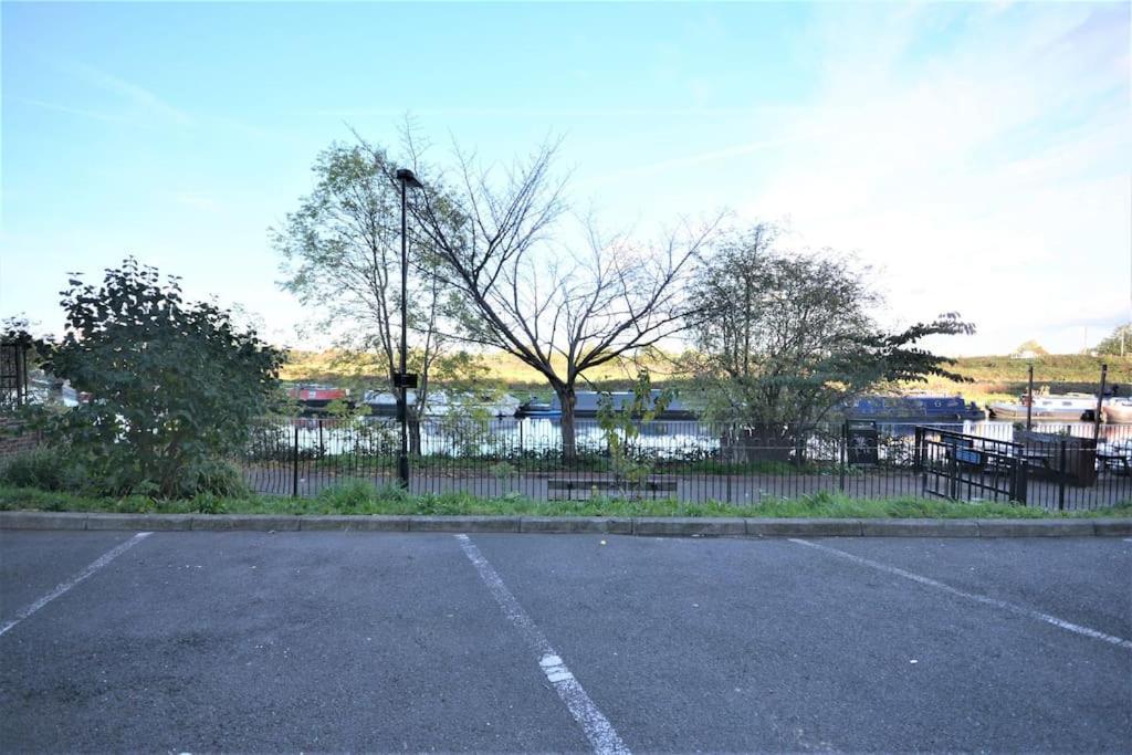 Lovely 4 Bedroom Apartment Close To The City Walking Distance From The Rivere View Londra Exterior foto