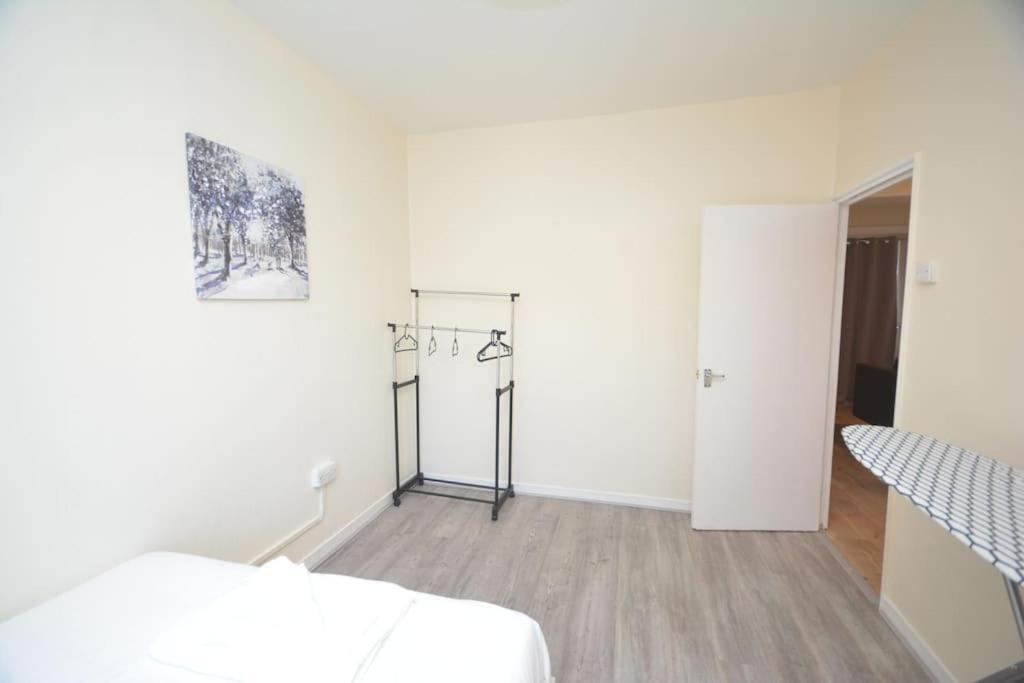 Lovely 4 Bedroom Apartment Close To The City Walking Distance From The Rivere View Londra Exterior foto