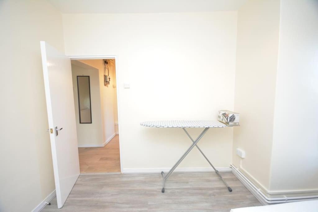 Lovely 4 Bedroom Apartment Close To The City Walking Distance From The Rivere View Londra Exterior foto