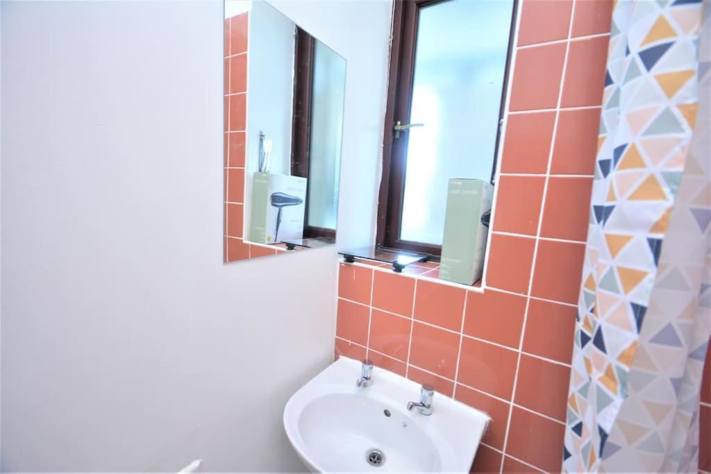 Lovely 4 Bedroom Apartment Close To The City Walking Distance From The Rivere View Londra Exterior foto